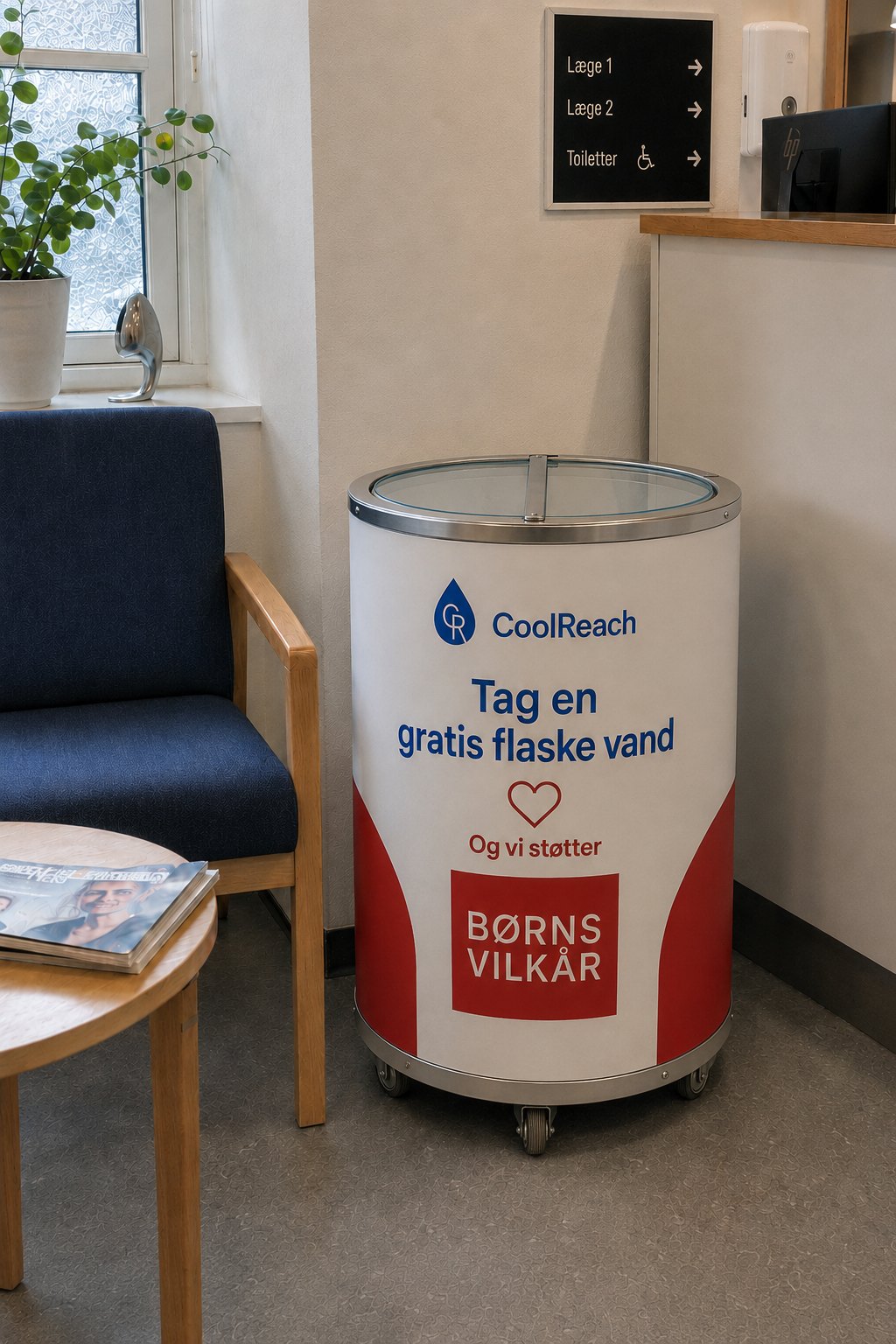 CoolReach cylinder køleskab i et venteværelse